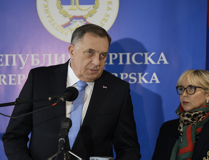 БАЊАЛУКА, 7. ФЕБРУАРА /СРНА/ - Предсједник СНСД-а Милорад Додик изјавио је да су 
Сједињене Државе ових дана биле позорница на којој је делегација Републике Српске скинула бреме одговорности са српског народа које му је лажно наметнуто причом о Србима као "лошим момцима које треба кажњавати".