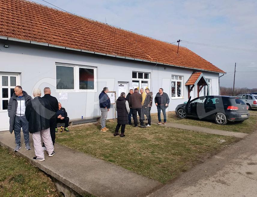 ЛОПАРЕ, 8. ФЕБРУАРА /СРНА/ - До 11.00 часова на бирачком мјесту Кореташи у општини Лопаре гласало је 75 од 259 уписаних бирача, што је више него на редовним изборима када је у истом периоду гласало 67 бирача, рекао је Срни предсједник Општинске изборне комисије /ОИК/ Давор Вићић.