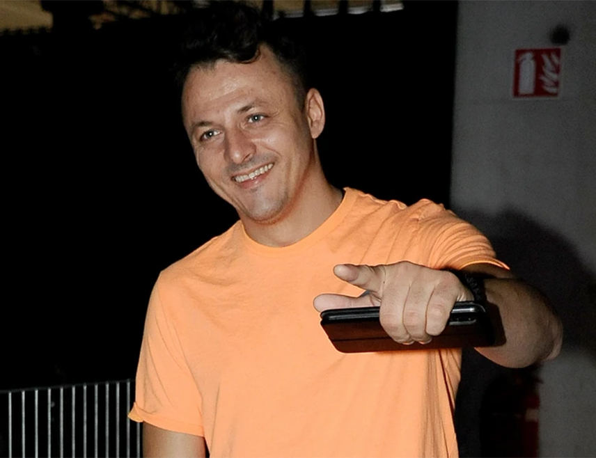 БЕОГРАД, 8. ФЕБРУАРА /СРНА/ - Полиција трага за отмичарима пјевача Данијела Кајмакоског који су побјегли када су полицајци код Руме зауставили њихово возило у којем су оштећеног држали везаног.