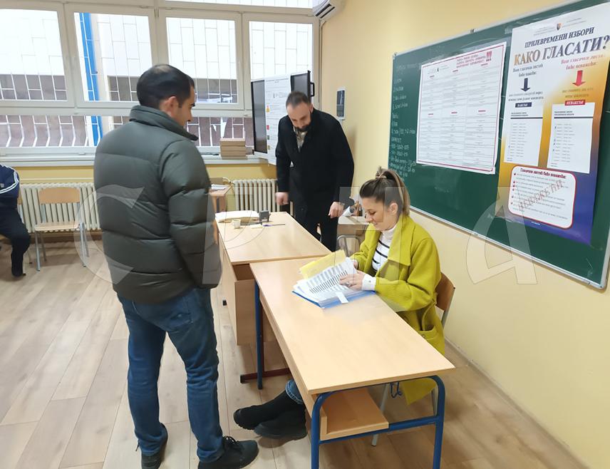 ЗВОРНИК, 8. ФЕБРУАРА /СРНА/ - На поновљене пријевремене изборе за предсједника Републике Српске на подручју Зворника до 15.00 часова гласало је 12.165 бирача од око 35.000 уписаних у бирачки списак, рекао је Срни члан Градске изборне комисије /ГИК/ Зворник Зоран Ђукановић.