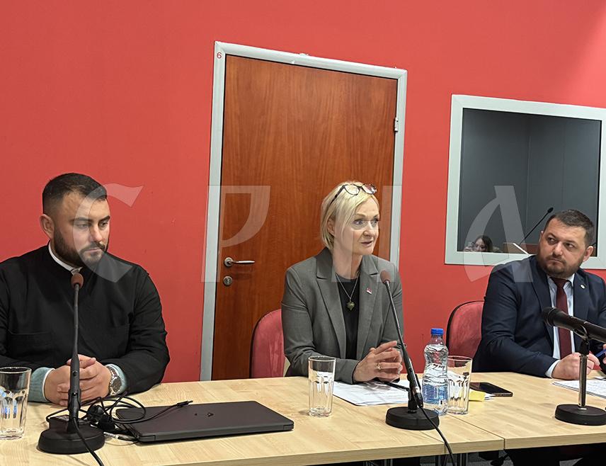 НОВИ САД, 8. ФЕБРУАРА /СРНА/ - Први корак Интерресорне радне групе Републике Српске формиране да помогне у заштити права Срба и Српске православне цркве /СПЦ/ у Федерацији БиХ /ФБиХ/ биће подношење апелација Уставном суду БиХ ради оцјене уставности поједних одредаба Закона о земљишним књигама ФБиХ, рекао је помоћник директора за послове надзора у Републичкој управи за геодетске и имовинско-правне послове /РУГИПП/ Дејан Ђукановић.