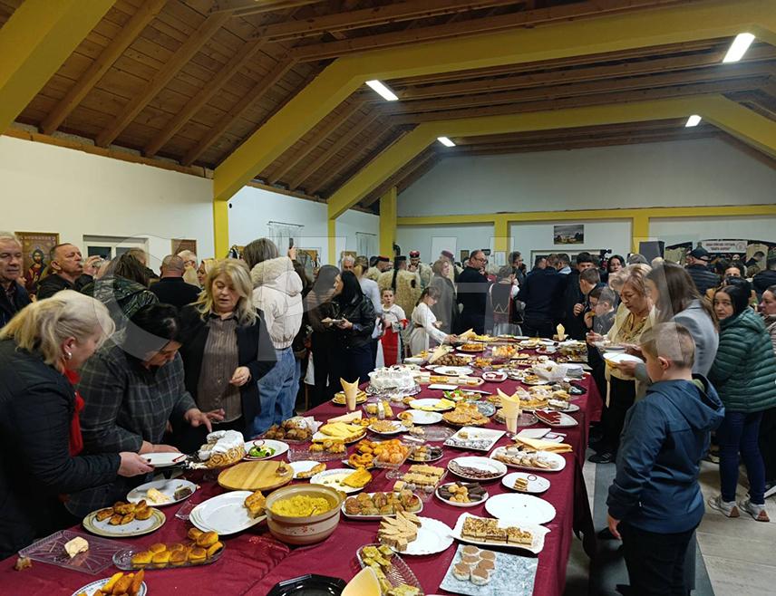 МРКОЊИЋ ГРАД, 8. ФЕБРУАРА /СРНА/ - У Парохијском дому у Ораховљанима код Мркоњић Града вечерас је организована изложба рукотворина "Змијањска покрстица" о Тривундану, чији циљ је представљање традиције и обичаја, као и гастрономске понуде овог краја с циљем туристичке промоције културно-историјског насљеђа.