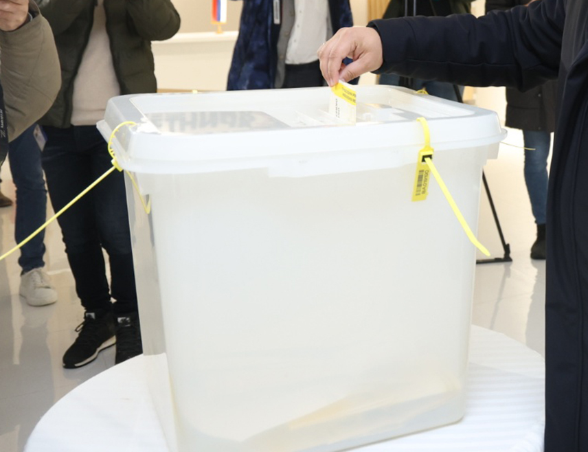 НЕВЕСИЊЕ, 8. ФЕБРУАРА /СРНА/ - На бирачком мјесту у Невесињу на којем су поновљени пријевремени избори за предсједника Републике Српске побиједио је кандидат СНСД-а Синиша Каран, речено је Срни у Општинској изборној комисији /ОИК/.
