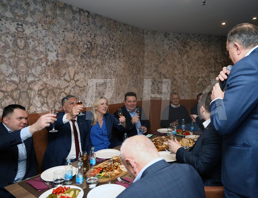 БАЊАЛУКА, 8. ФЕБРУАРА /СРНА/ - Руководство СНСД-а, предвођено предсједником Милорадом Додиком и представници коалиционих странака, прослављају у Бањалуци побједу Синише Карана на пријевременим изборима за предсједника Републике Српске.