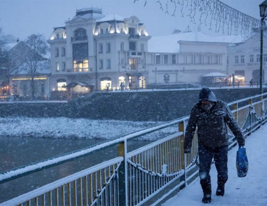 МАДРИД, 9. ФЕБРУАРА /СРНА/ - Талас екстремне хладноће захватио је Европу посљедњих седмица, са снажним атлантским олујама које су погодиле земље на југу и арктичком зимом која је захватила дијелове централне и сјеверне Европе, остављајући десетине мртвих и хиљаде расељених.