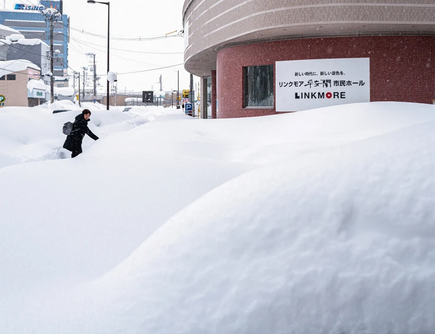 ТОКИО, 10. ФЕБРУАРА /СРНА - РИА Новости/ - Најмање 46 људи изгубило је живот, а 604 је повријеђено усљед обилних сњежних падавина на сјеверу и сјеверозападу Јапана, саопштено је из Агенције за управљање пожарима и катастрофама.