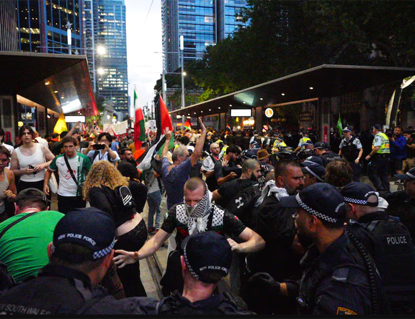 СИДНЕЈ, 10. ФЕБРУАРА /СРНА/ - Најмање 27 особа је ухапшено, а више људи затражило је љекарску помоћ након сукоба полиције и демонстраната у центру Сиднеја, организованог поводом посјете израелског предсједника Исака Херцога.