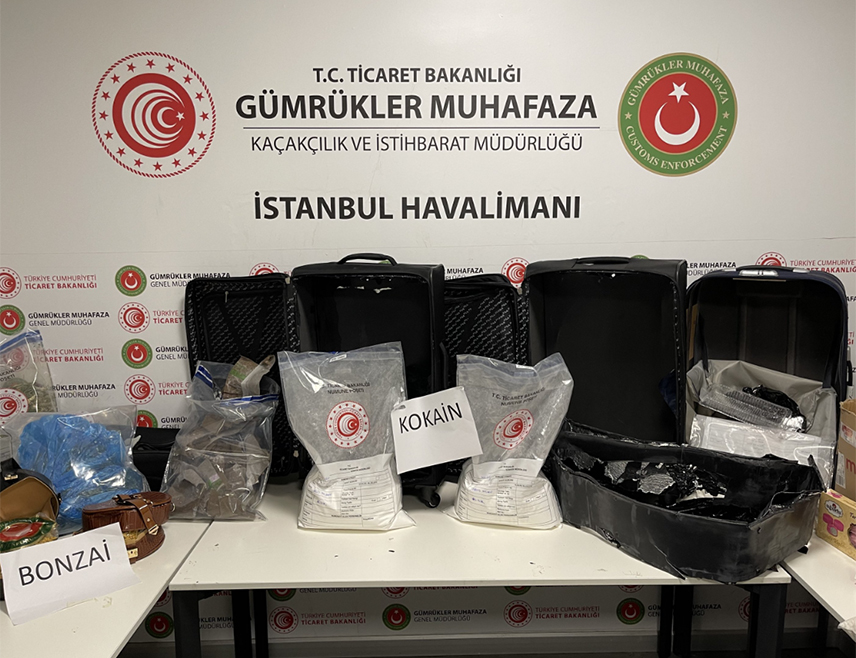 АНКАРА, 10. ФЕБРУАРА /СРНА/ - Турске снаге безбједности привеле су 305 осумњичених дилера дроге у великим операцијама усмјереним на нарко-мреже које дјелују путем шифрованих апликација за размјену порука и платформи друштвених мрежа.