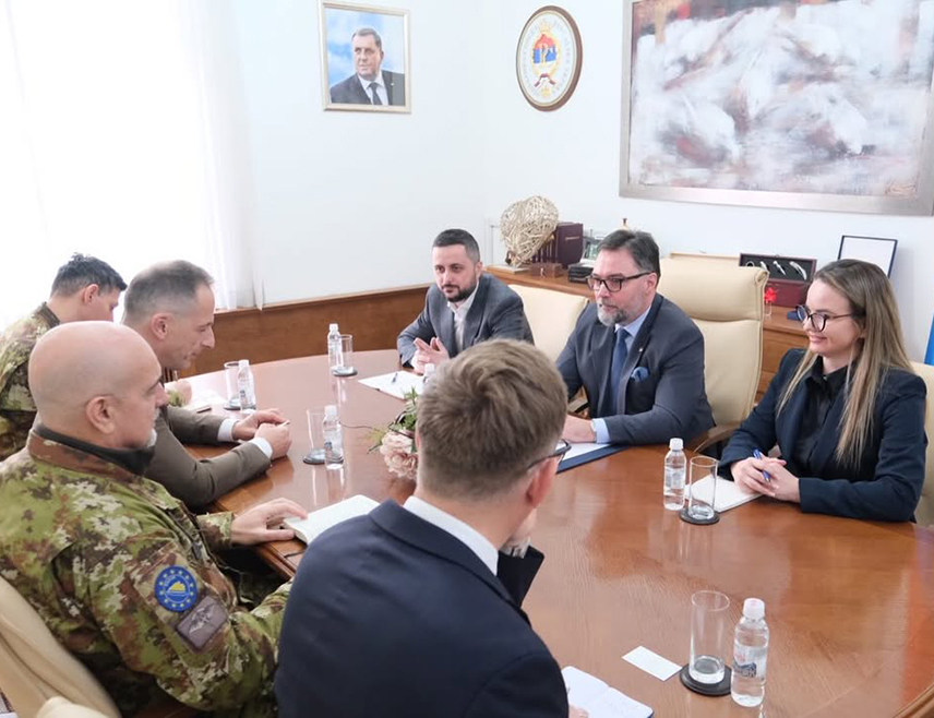 САРАЈЕВО, 10. ФЕБРУАРА /СРНА/ - Министар спољне трговине и економских односа у Савјету министара Сташа Кошарац и нови командант Еуфора генерал-мајор Маурицио Фронда разговарали су данас у Сарајеву са акцентом на безбједносно окружење и његов значај за економску стабилност и спољну трговину.