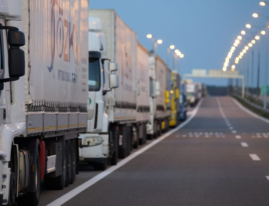 БЕОГРАД, 10. ФЕБРУАРА /СРНА/ - У Србији теретна возила чекају по пет сати на излазу из земље на граничним прелазима Батровци и Шид са Хрватском, саопштио је данас Ауто-мото савез Србије /АМСС/.