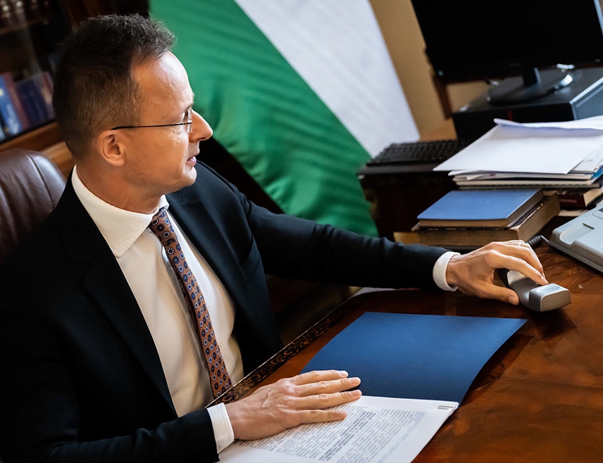 БУДИМПЕШТА, 10. ФЕБРУАРА /СРНА/ - Министар спољних послова Мађарске Петер Сијарто 
истакао је да Мађарска може наставити суверену, патриотску стратегију, којом постиже националне интересе, или спроводити политичку агенду Брисела.