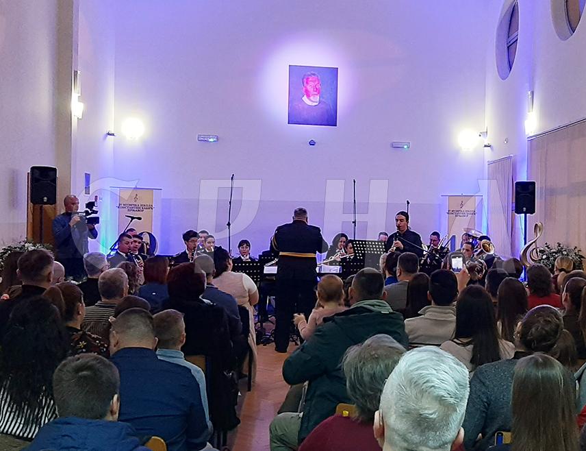 ПРЊАВОР, 10. ФЕБРУАРА /СРНА/ - Полицијски оркестар Министарства унутрашњих послова /МУП/ Републике Српске под диригентском палицом Душана Покрајчића одржао је вечерас концерт у Музичкој школи "Константин Бабић" у Прњавору у оквиру програма обиљежавања 40 година постојања ове образовне установе.