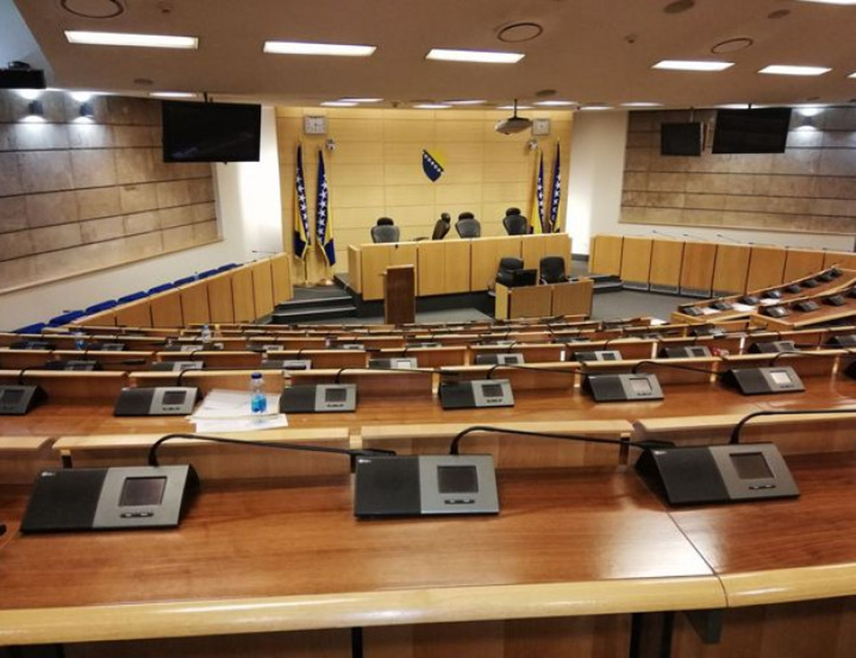 САРАЈЕВО, 11. ФЕБРУАРА /СРНА/ - У Представничком дому федералног Парламента за данас је заказана конститутивна сједница радног тијела надлежног за одлуку о расписивању конкурса за избор двоје судија крњег Уставног суда БиХ, а друга сједница биће посвећена захтјеву за разрјешење предсједавајућег овог дома Драгана Миоковића.