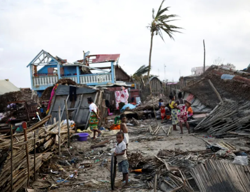 АНТАНАНАРИВО, 11. ФЕБРУАРА /СРНА - Најмање девет људи је погинуло, а 19 повријеђено на Мадагаскару у удару тропског циклона "Гезани", који је на копно донио вјетар брзине преко 195 километара на час, саопштила је Национална служба за кризне ситуације.