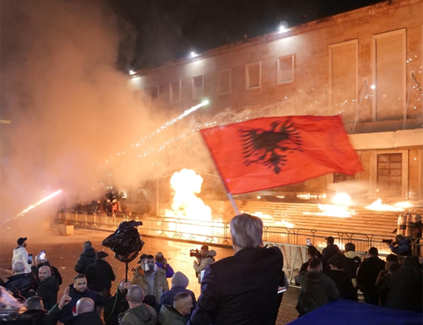 ТИРАНА, 11. ФЕБРУАРА /СРНА/ - Полиција у Албанији ухапсила је 21 лице, међу којима седам малољетних, након протестa опозиције у Тирани који је прерастао у сукоб са органима реда у којем је повријеђено 16 полицајаца.