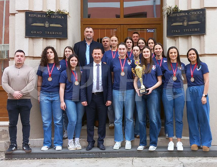 ТРЕБИЊЕ, 11. ФЕБРУАРА /СРНА/ - Градоначелник Tребиња Мирко Ћурић истакао је историјски успјех Женског кошаркашког клуба "Леотар 03", који је освојио Куп Републике Српске, и најавио наставак подршке града.