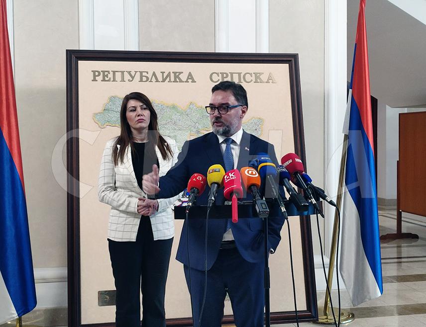 БАЊАЛУКА, 11. ФЕБРУАРА /СРНА/ - Министар спољне трговине и економских односа у Савјету министара Сташа Кошарац изјавио је данас у Бањалуци да због поданичког односа једне структуре у Савјету министара према ЕУ нису у могућности да уведу заштитне мјере када је ријеч о пољопривредним производима, иако би то било најбоље да би се могла заштитити домаћа производња.