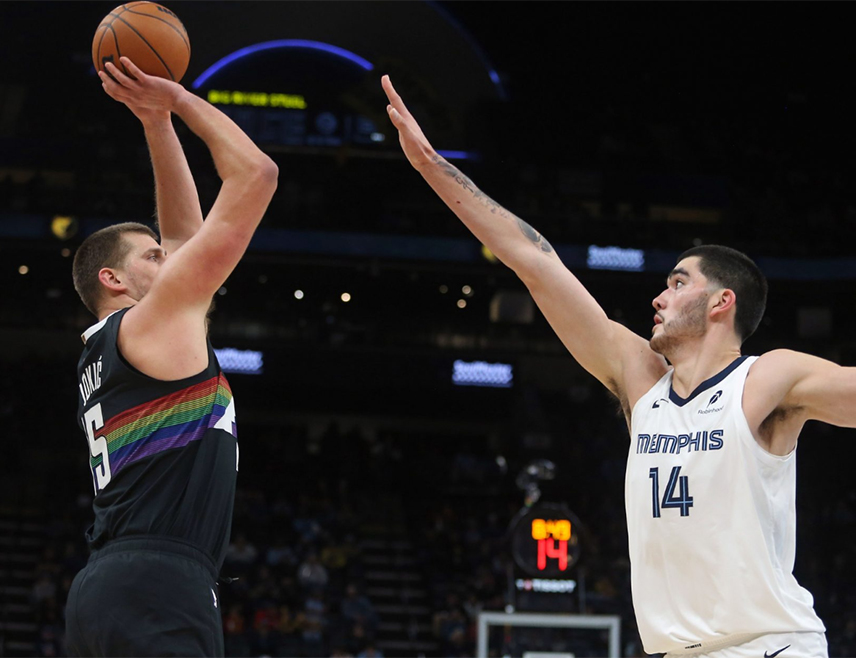 ДЕНВЕР, 12. ФЕБРУАРА /СРНА/ - Српски кошаркаш Никола Јокић остварио је четврти трипл-дабл у низу у побједи његовог "Денвер нагетса" над "Мемфис гризлисима" 122:116.