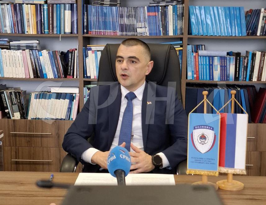 Шикман је истакао да нови облици криминалитета, савремени безбједносни изазови, ризици и пријетње захтијевају динамично стицање и ширење знања, способности и вјештина полицијских службеника, а родољубље је најчешћи мотив заинтересованих за упис у Средњу школу унутрашњих послова или Полицијску академију