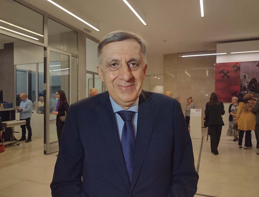 БЕОГРАД, 12. ФЕБРУАРА /СРНА/ - Дан државности – Сретење, који Република Српска и Србија и ове године заједнички обиљежавају, подсјетник је на историјску борбу српског народа за слободу, државност, устав и право да одлучује о својој судбини, а "Саборност и понос" није само слоган, већ завјет и путоказ за будућност, изјавио је Срни шеф Представништва Српске у Србији Млађен Цицовић.