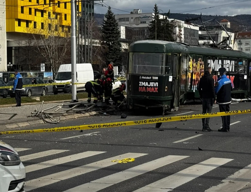 САРАЈЕВО, 12. ФЕБРУАРА /СРНА/ - Једна особа погинула је данас када је на подручју сарајевске општине Центар трамвај искочио из шина, а, према тренутним подацима, повријеђене су још двије особе, саопштено је из Министарства унутрашњих послова Кантона Сарајево.