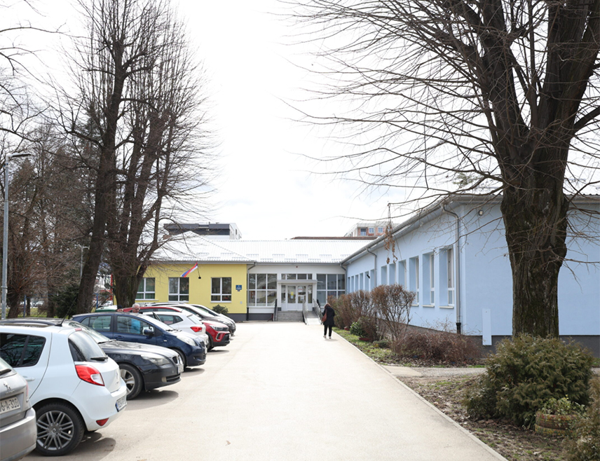 БАЊАЛУКА, 12. ФЕБРУАРА /СРНА/ - Министарство просвјете и културе Републике Српске затражило је од Основне школе "Иван Горан Ковачић" у Бањалуци додатну писану информацију о свим предузетим активностима и мјерама у вези са представком родитеља у којој је изражена забринутост због понашања ученика који, према њиховим наводима, код дијела ђака изазива осјећај несигурности.