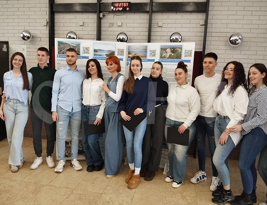 БИЛЕЋА, 12. ФЕБРУАРА /СРНА/ - Прва туристичка брошура о Билећи на четири језика представљена је данас у том граду, а циљ је да допринесе бољој туристичкој промоцији знаменитости Билеће.