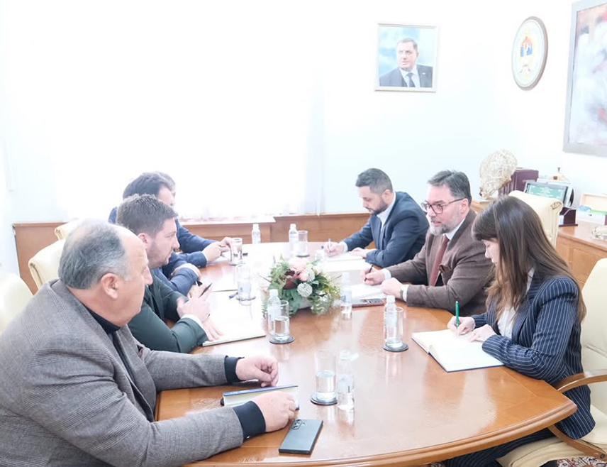 САРАЈЕВО, 12. ФЕБРУАРА /СРНА/ - Министар спољне трговине и економских односа у Савјету министара Сташа Кошарац разговарао је данас у Сарајеву са начелницима Сокоца, Трнова, Рогатице и Калиновика о имплементацији пројеката Зеленог климатског фонда.