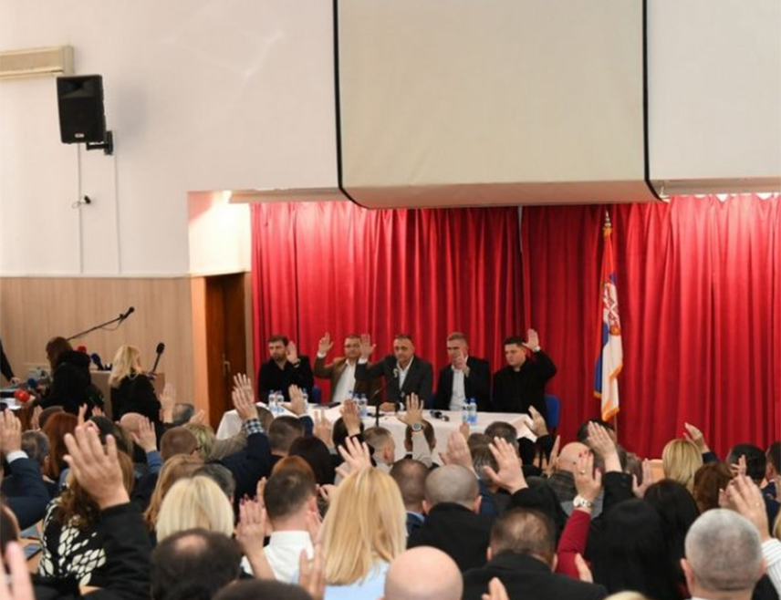 КОСОВСКА МИТРОВИЦА, 12. ФЕБРУАРА /СРНА/ - Представници Срба на Косову и Метохији усвојили су Декларацију којом захтијевају административне олакшице за вађење личних докумената, несметан улазак и боравак за раднике и студенте и гаранцију за несметано коришћење покретне и непокретне имовине.