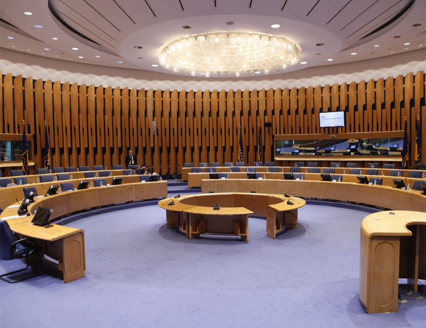 САРАЈЕВО, 13. ФЕБРУАРА /СРНА/ - Представнички дом Парламентарне скупштине БиХ требало би данас да расправља o приједлозима измјена закона о платама и накнадама запослених у институцијама, Оружаним снагама и полицијским агенцијама на нивоу БиХ, а на дневном реду је и документ Реформске агенде.