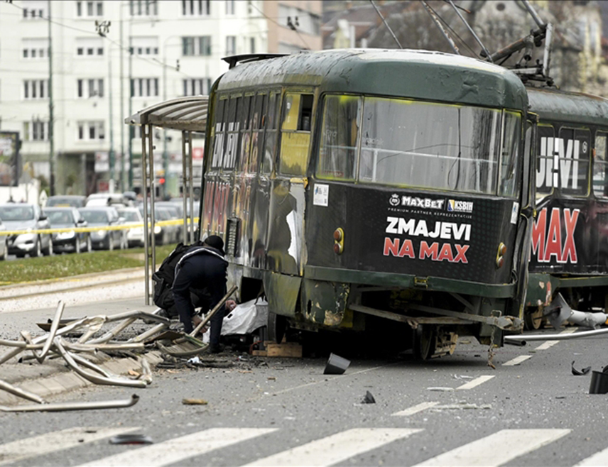 САРАЈЕВО, 12. ФЕБРУАРА /СРНА/ - У несрећи узрокованој искакањем трамваја данас је у Сарајеву погинуо 23-годишњи мушкарац, чији је идентитет утврђен, саопштено је из Тужилаштва Кантона Сарајево.