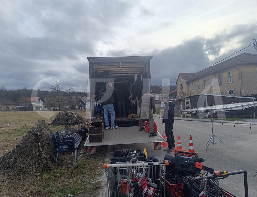 ИСТОЧНА ИЛИЏА, 12. ФЕБРУАРА /СРНА/ – Једна од кључних сцена филма "Линија", изношење крста и звона, те долазак колоне из егзодуса, уз приказ вечерње литургије, снима се вечерас у насељу Доње Младице у Источној Илиџи, док је за понед‌јељак, 16. фебруар, планирано снимање сцене изношења крста и звона према Требевићу, изјавио је продуцент филма Горан Иконић.