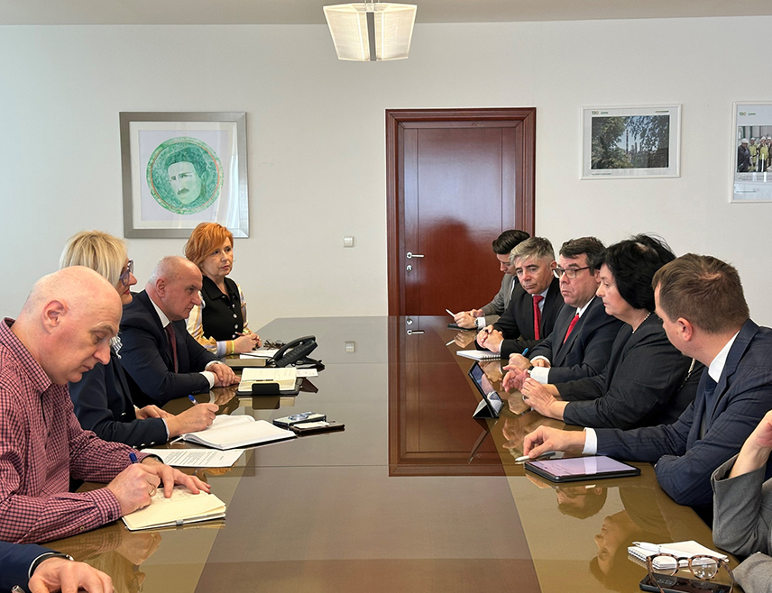 BANJA LUKA, FEBRUARY 12 /SRNA/ – The Minister of Energy and Mining of Republika Srpska, Petar Đokić, and a delegation from the U.S. Embassy in BiH expressed today their mutual willingness and readiness to continue cooperation between the Ministry and BiH energy sector support project /EPA-Energy Policy Activity/.