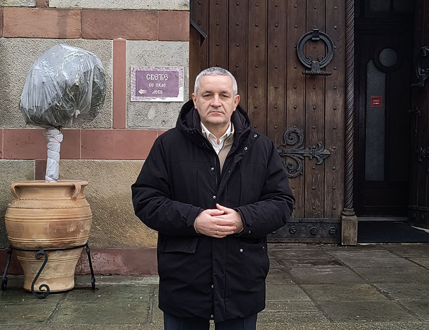 БЕОГРАД, 12. ФЕБРУАРА /СРНА/ - Предсједник Савеза Срба из региона Миодраг Линта поручио је да Србија треба да врши стални притисак на међународну заједницу и тражи да заустави даљи прогон Срба на Косову и Метохији, а посебно примјену такозваног закона о странцима и возилима, јер би његово спровођење имало катастрофалне посљедице за српски народ.