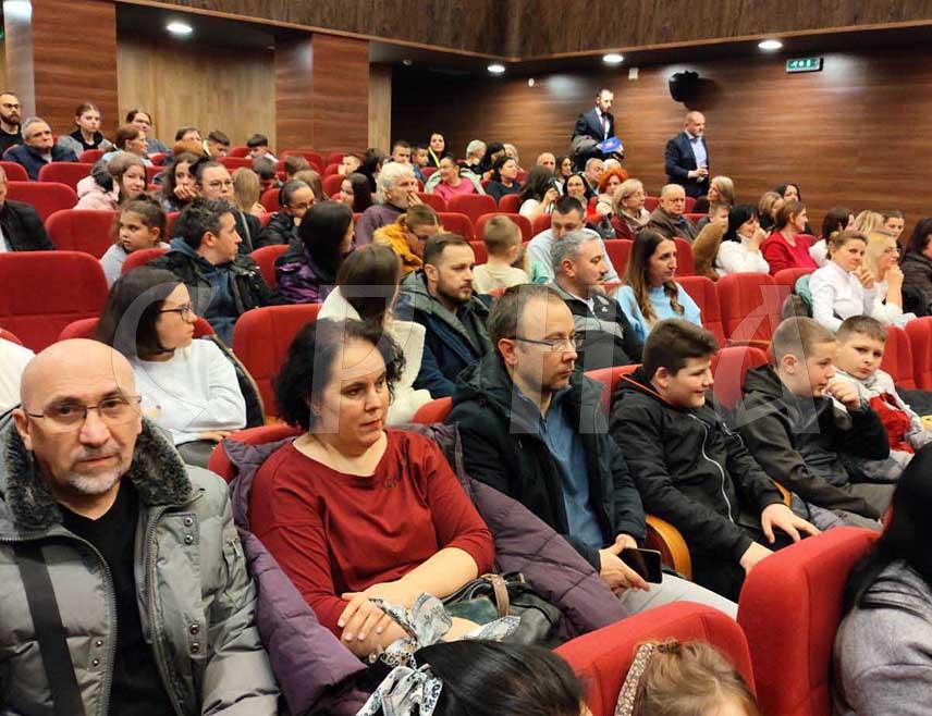 БРАТУНАЦ, 12. ФЕБРУАРА /СРНА/ - Четврте вечери десетих "Дана руског филма" у Братунцу приказано је дјело научног карактера "Светлост".