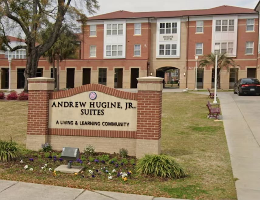 ОРАНЏБУРГ, 13. ФЕБРУАРА /СРНА/ - Двије особе су погинулe, a једна је рањена у пуцњави на кампусу Универзитета Јужна Каролина.