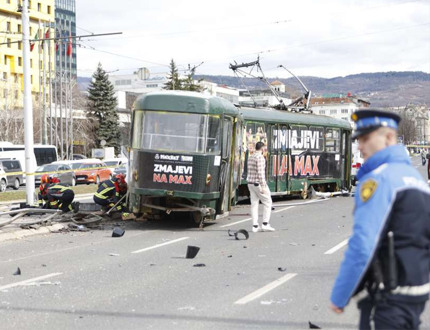 САРАЈЕВО, 13. ФЕБРУАРА /СРНА/ - Возач трамваја А. К. /48/ ухапшен је након несреће у Сарајеву у којој је погинуо младић, а четири особе су повријеђене.