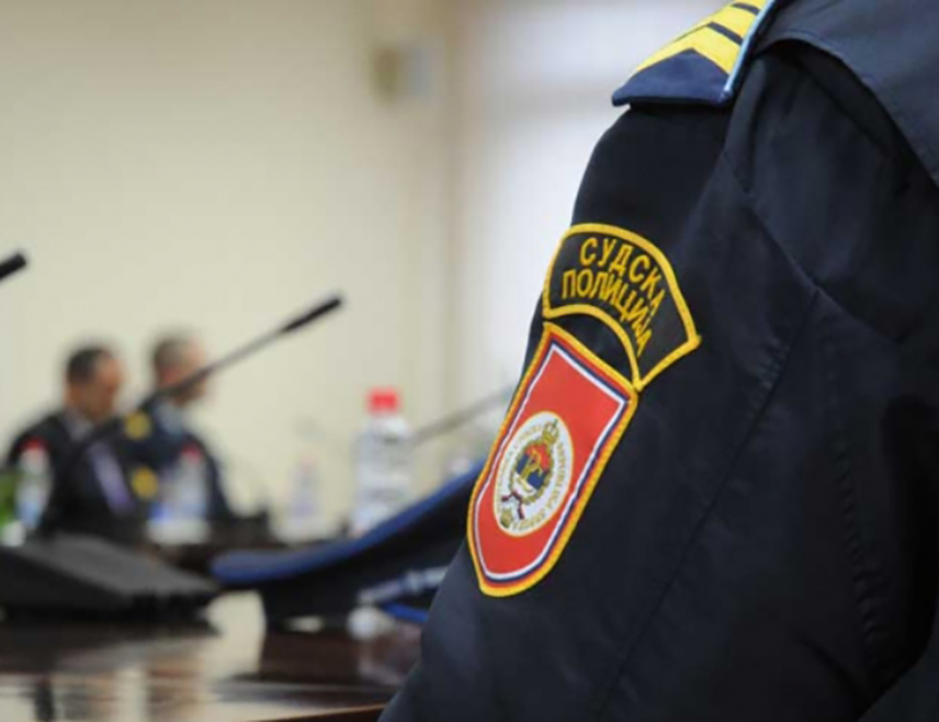 БАЊАЛУКА, 13. ФЕБРУАРА /СРНА/ - Судска полиција Републике Српске ухапсила је два лица осуђена на затворске казне, З. Г. из Шипова и Д. С. из Амајлија код Бијељине и предала их у казнено-поправне заводе.