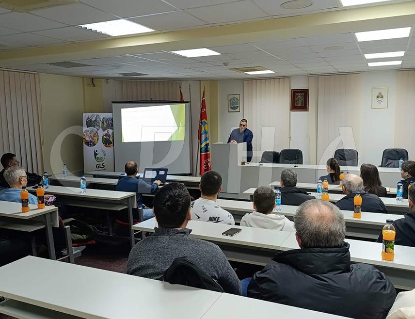 СРБАЦ, 13. ФЕБРУАРА /СРНА/ - Пластеничка производња привлачи све већи број пољопривредника јер омогућава контролисаније услове рада и сигурније приносе, констатовано је на стручном предавању у Српцу.