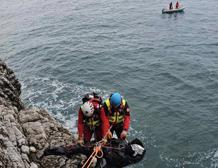 ПОДГОРИЦА, 13. ФЕБРУАРА /СРНА/ - Тијело мушкарца извучено је данас из мора на локалитету Могрен у Будви, а послије вишедневне потраге пронађено је и тијело жене која је возилом слетјела у Морачу.