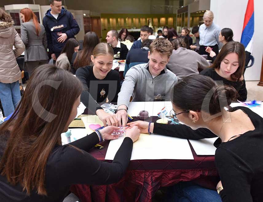 БАЊАЛУКА, 13. ФЕБРУАРА /СРНА/ - Креативна радионица "Дрво подршке" одржана је данас у Бањалуци како би се скренула пажња да дјеца обољела од рака имају подршку јер они нису само пацијенти већ имају снове, таленте и право на безбрижно дјетињство.