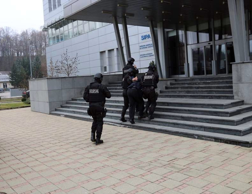 ИСТОЧНО САРАЈЕВО, 13. ФЕБРУАРА /СРНА/ - Припадници Агенције за истраге и заштиту /Сипа/ ухапсили су полицијског службеника Сипе због злоупотребе положаја.