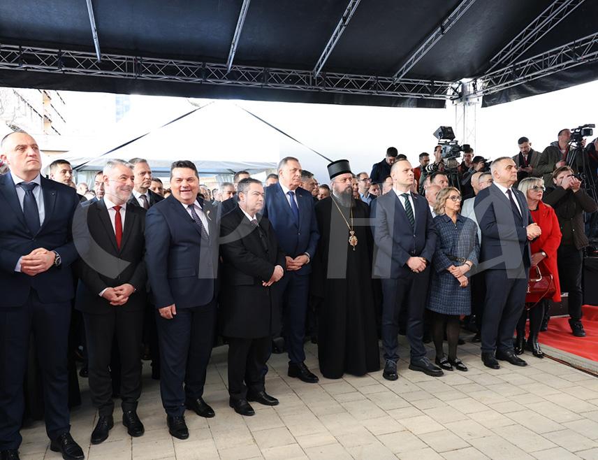 БАЊАЛУКА, 13. ФЕБРУАРА /СРНА/ - У Бањалуци је почела свечаност поводом отварања новоизграђеног објекта за онкологију и хематологију са палијативном његом Универзитетског клиничког центра /УКЦ/ Републике Српске.