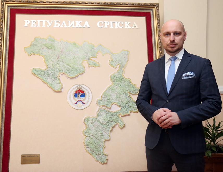 САРАЈЕВО, 13. ФЕБРУАРА /СРНА/ - Шеф Српског клуба у Представничком дому Парламентарне скупштине БиХ Милан Петковић данас ће у Сарајеву одржати конференцију за новинаре о закључку Уставноправне комисије у вези са захтјевом Уставног суда БиХ.