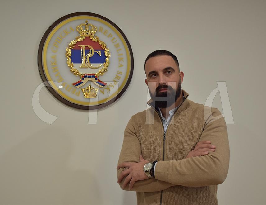 ИСТОЧНО САРАЈЕВО, 15. ФЕБРУАРА /СРНА/ - Сретење, као што му и сам назив говори, представља тачку сусрета српског народа, и није само датум у календару, већ симбол континуитета српске традиције, вјере и државности, изјавио је Срни социолог Владимир Васић.