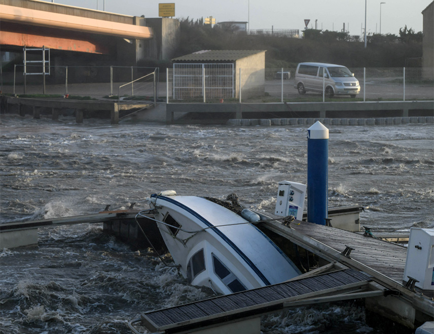 МАДРИД/ЛИСБОН, 13. ФЕБРУАРА /СРНА-Ројтерс/ - Једна 46-годишња жена је погинула је у Барселони након што ју је погодио дио крова складишта који је однијела осма олуја која је ове године захватила Иберијско полуострво, саопштили су званичници.