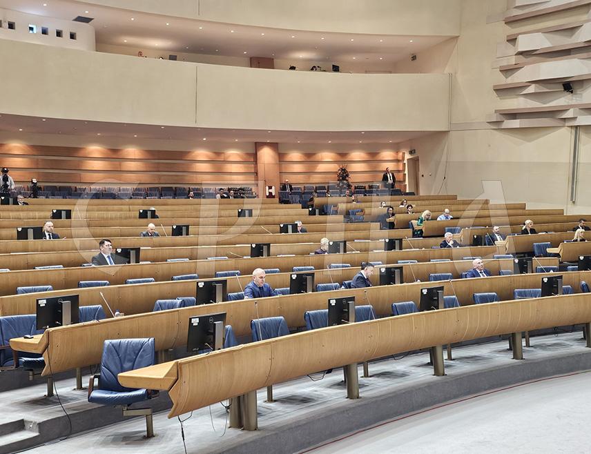 САРАЈЕВО, 13. ФЕБРУАРА /СРНА/ - У Сарајеву је почела сједница Представничког дома Парламентарне скупштине БиХ на чијем су дневном реду приједлози измјена закона о платама и накнадама запослених у институцијама, Оружаним снагама и полицијским агенцијама на нивоу БиХ, као и документ Реформске агенде.