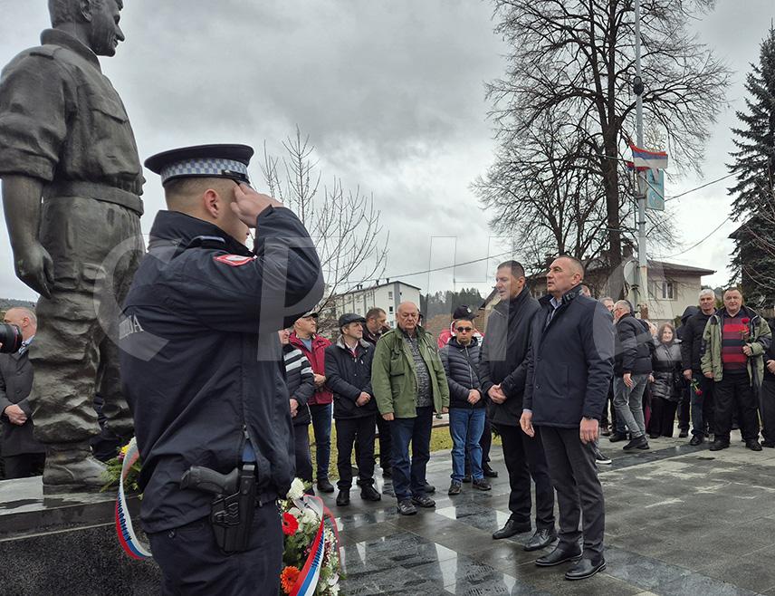 ПАЛЕ, 13. ФЕБРУАРА/СРНА/ - Чланови Удружења бораца "Бели вукови" данас су на Палама прославили крсну славу ове специјалне јединице Војске Републике Српске /ВРС/ – Светог мученика Трифуна, чувајући успомене на команданта ове специјалне јединице Срђана Кнежевића, али и све њене припаднике који су дали живот за Српску.