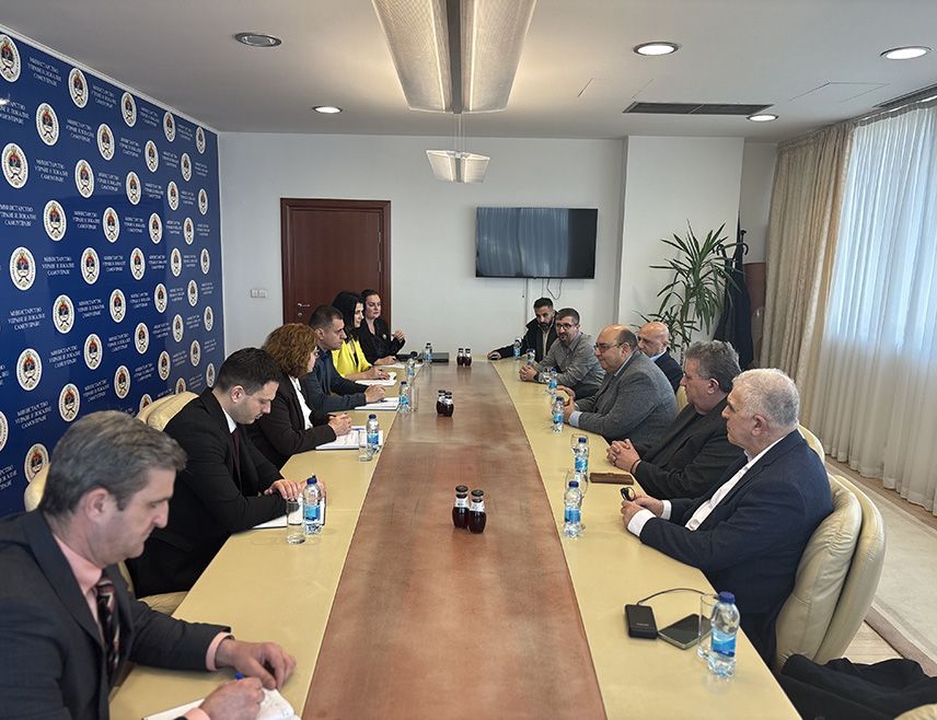 БАЊАЛУКА, 13. ФЕБРУАРА /СРНА/ - Министар управе и локалне самоуправе Републике Српске Сенка Јујић угостила је данас у Бањалуци градоначелника Западног Лезбоса Tак­си­јархисa Веросa, те подржала братимљење тог града са општином Брод, као и међусобну сарадњу локалних заједница.