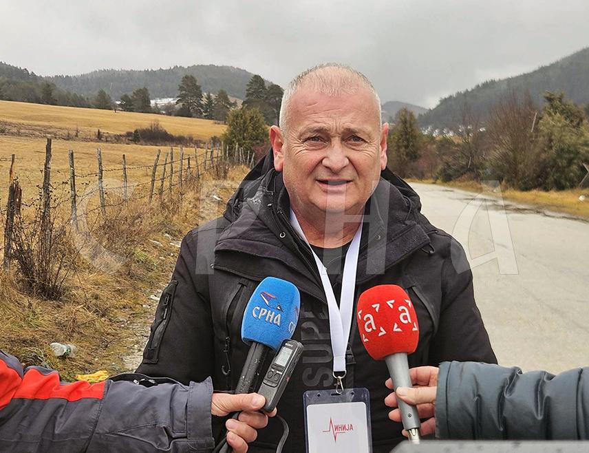 ИСТОЧНО САРАЈЕВО, 14. ФЕБРУАРА /СРНА/ - Изузетан ангажман екипе филма "Линија", чије се снимање на подручју Источног Сарајева приводи крају, указује да ће то бити филм достојан херојства запослених у ратној болници "Жица" на челу са доктором Миланом Пејићем и ратним хирургом Миодрагом Лазићем, изјавио је Срни продуцент овог филмског остварења Горан Иконић.